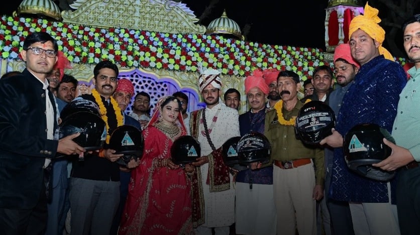 Unique Wedding: सीकर में चल रही थी शादी, अचानक हुई पुलिस को एंट्री, फिर मिला कुछ ऐसा गिफ्ट, बाराती खुशी से झूमे