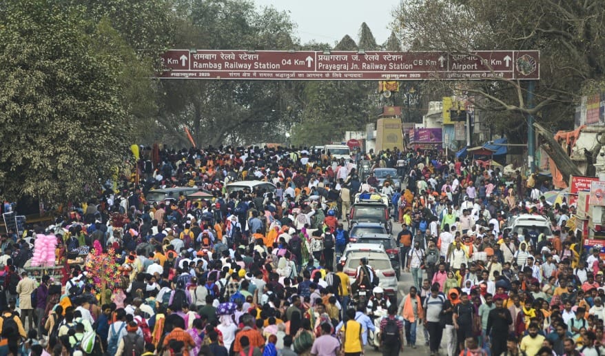 Mahakumbh 2025: महाशिवरात्रि पर संगम में आस्था की डुबकी, प्रयागराज में गाड़ियों की नो एंट्री, VIP स्नान पर भी रोक