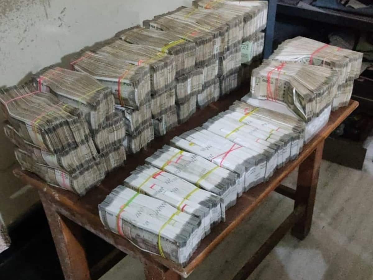 Forex Trading Scam: फॉरेक्स ट्रेडिंग के नाम पर बड़ा घोटाला, 30 से अधिक बैंक खातों में ₹170 करोड़ जब्त Forex Trading Scam: फॉरेक्स ट्रेडिंग के नाम पर बड़ा घोटाला, 30 से अधिक बैंक खातों में ₹170 करोड़ जब्त