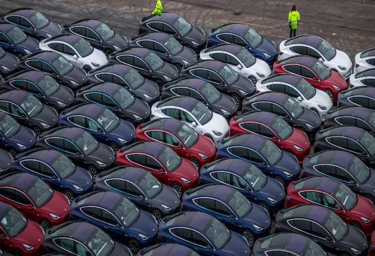 नई EV पॉलिसी से M&M Share Price में 5% की गिरावट, टाटा मोटर्स का स्टॉक भी टूटा, लेकिन ब्रोकरेज हुए बुलिश