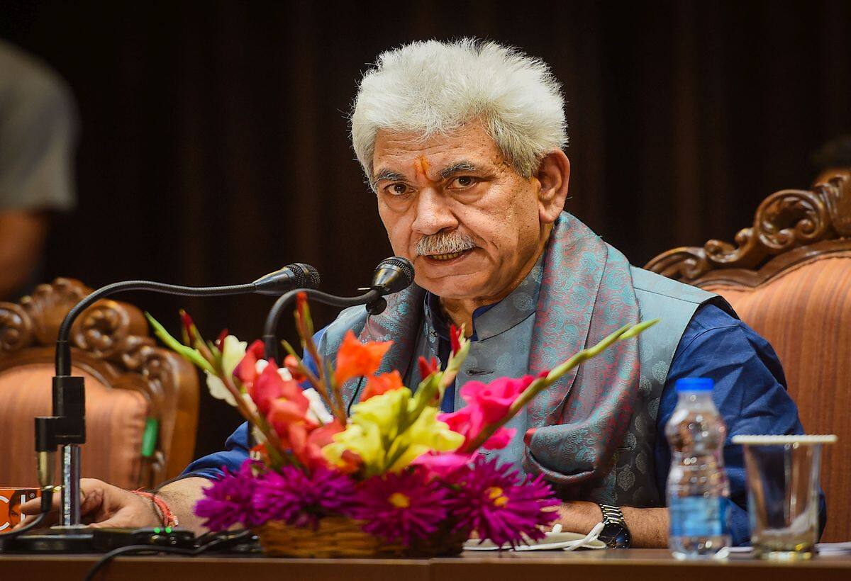 J-K News: जम्मू-कश्मीर के LG मनोज सिन्हा ने 3 सरकारी कर्मचारियों को किया बर्खास्त, आतंकी संबंध होने के आरोप में कार्रवाई