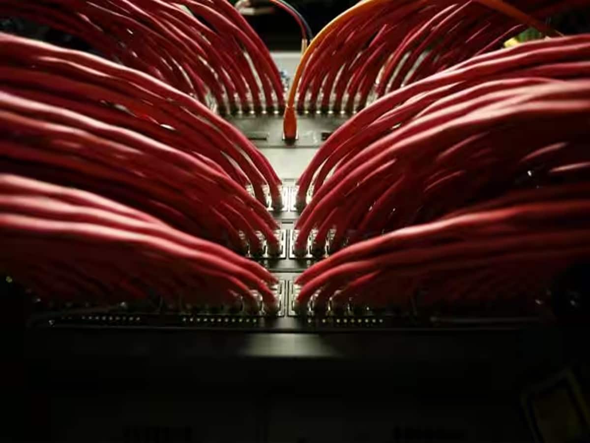 UltraTech का ऐलान पड़ा भारी, 20% तक टूटे केबल स्टॉक्स, ब्रोकरेज का ये है रुझान