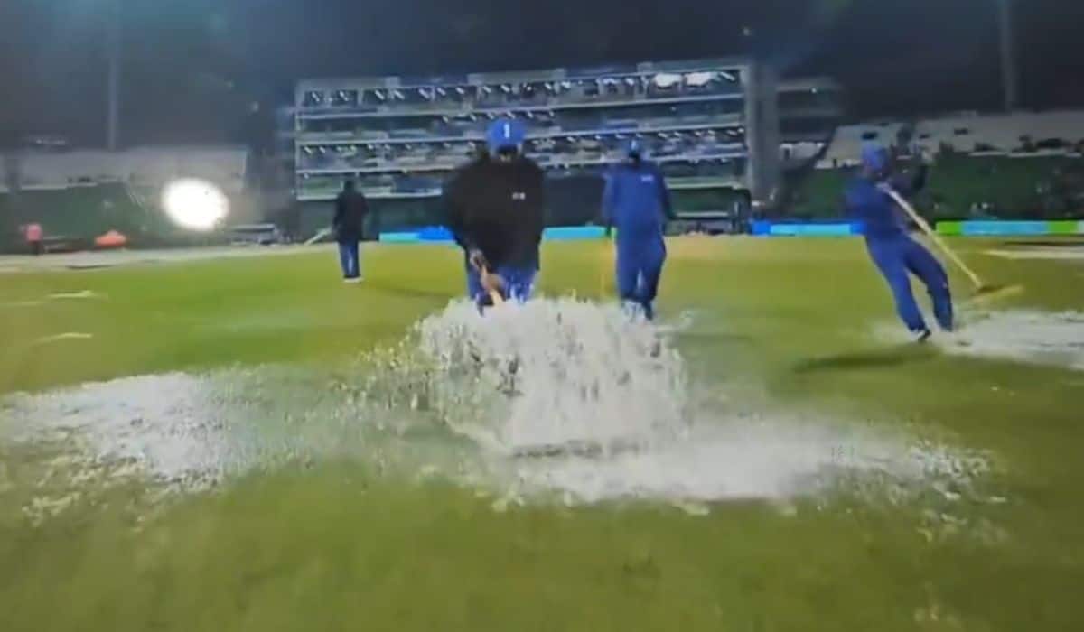 Champions Trophy: बारिश ने करवाई पाकिस्तान की फजीहत, पहली बार लोगों ने देखा मैदान से पानी हटाने का ये अजीब तरीका