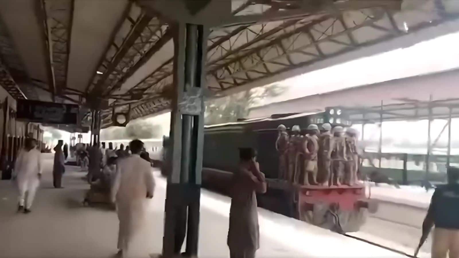 Pakistan Train Hijack: ट्रैक को उड़ाया, गोलीबारी की... BLA ने ऐसे हाईजैक की जाफर एक्सप्रेस, सरकारी कर्मचारी हैं ज्यादातर यात्री