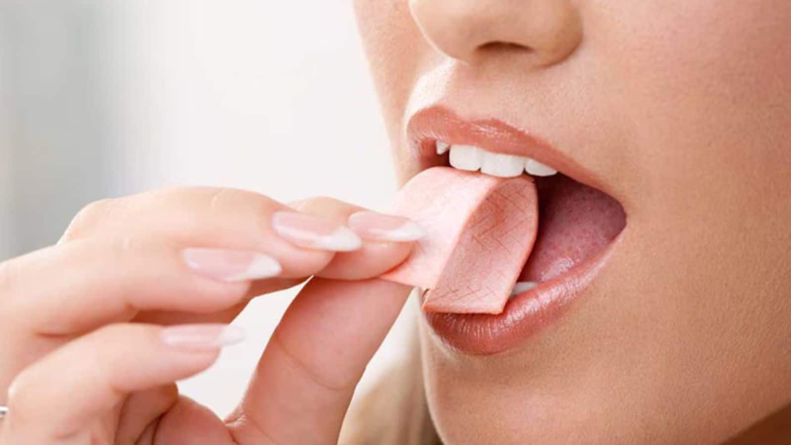 Chewing Gum: बैठे-बैठे च्युइंग गम चबाने वाले हो जाएं सावधान, कैंसर समेत कई बीमारियों का है खतरा