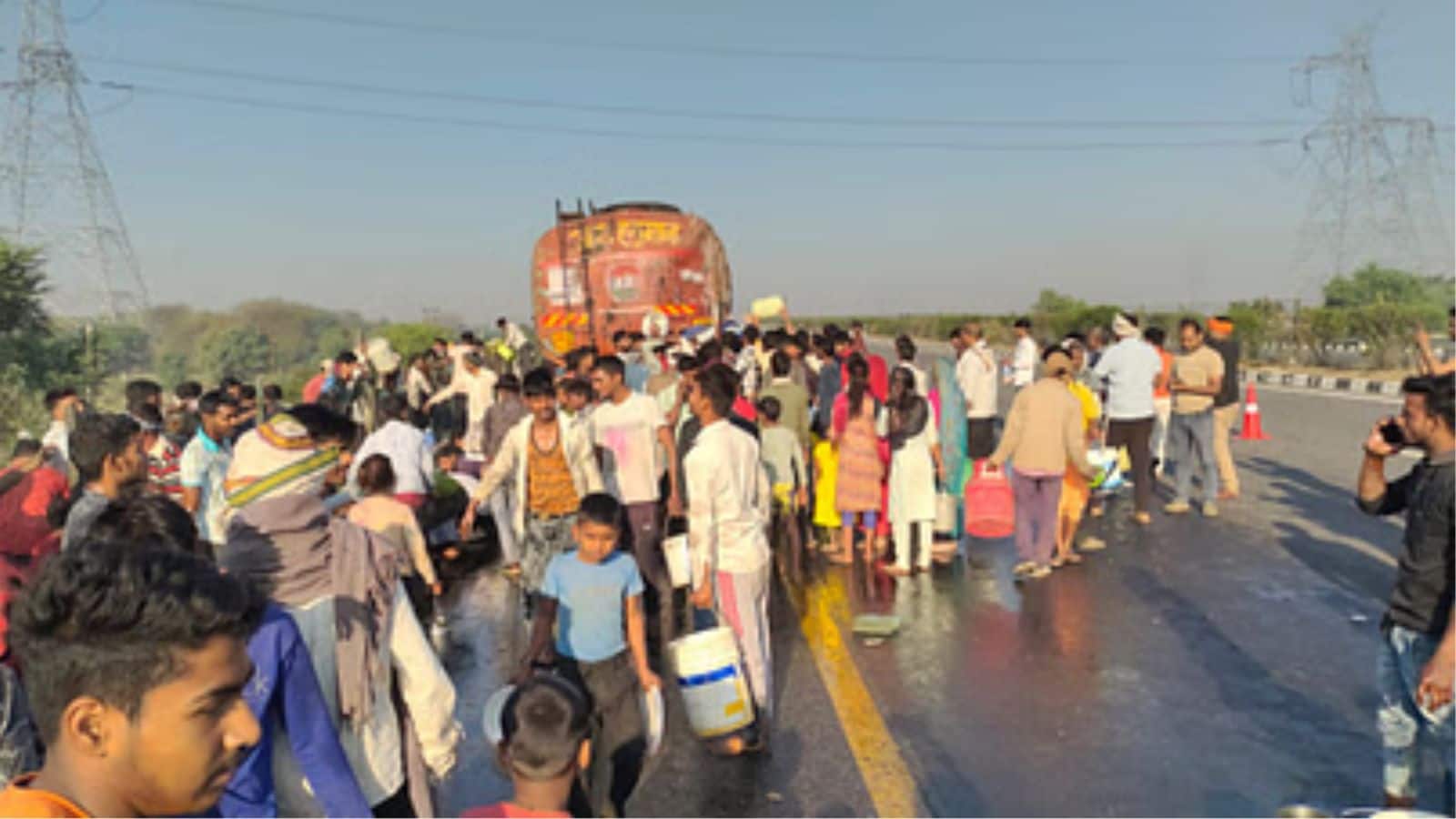 Agra-Lucknow Expressway accident: तेल टैंकर हादसा बना लूट का मैदान, सड़क पर बाल्टी-ड्रम लेकर टूट पड़े लोग