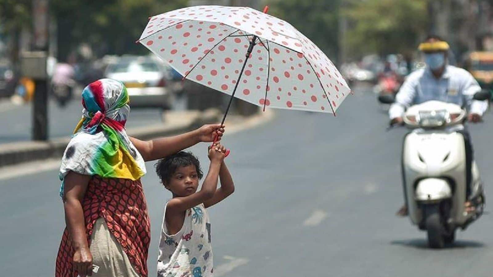 Weather Updates: दिल्ली वालों का गर्मी से होगा हाल बेहाल, UP-बिहार और पश्चिम बंगाल में बारिश के आसार, जानें अपने शहर में मौसम का हाल