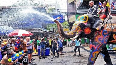 1. सांगक्रान (Songkran)

थाईलैंड में सांगक्रान नाम से नए साल का उत्सव मनाया जाता है। हर साल 13 से 15 अप्रैल के बीच यह फेस्टिवल मनाया जाता है। इसमें होली की तरह ही एक दूसरे पर पानी डाला जाता है। माना जाता है कि इस तरह नेगेटिव एनर्जी कम होती है।
