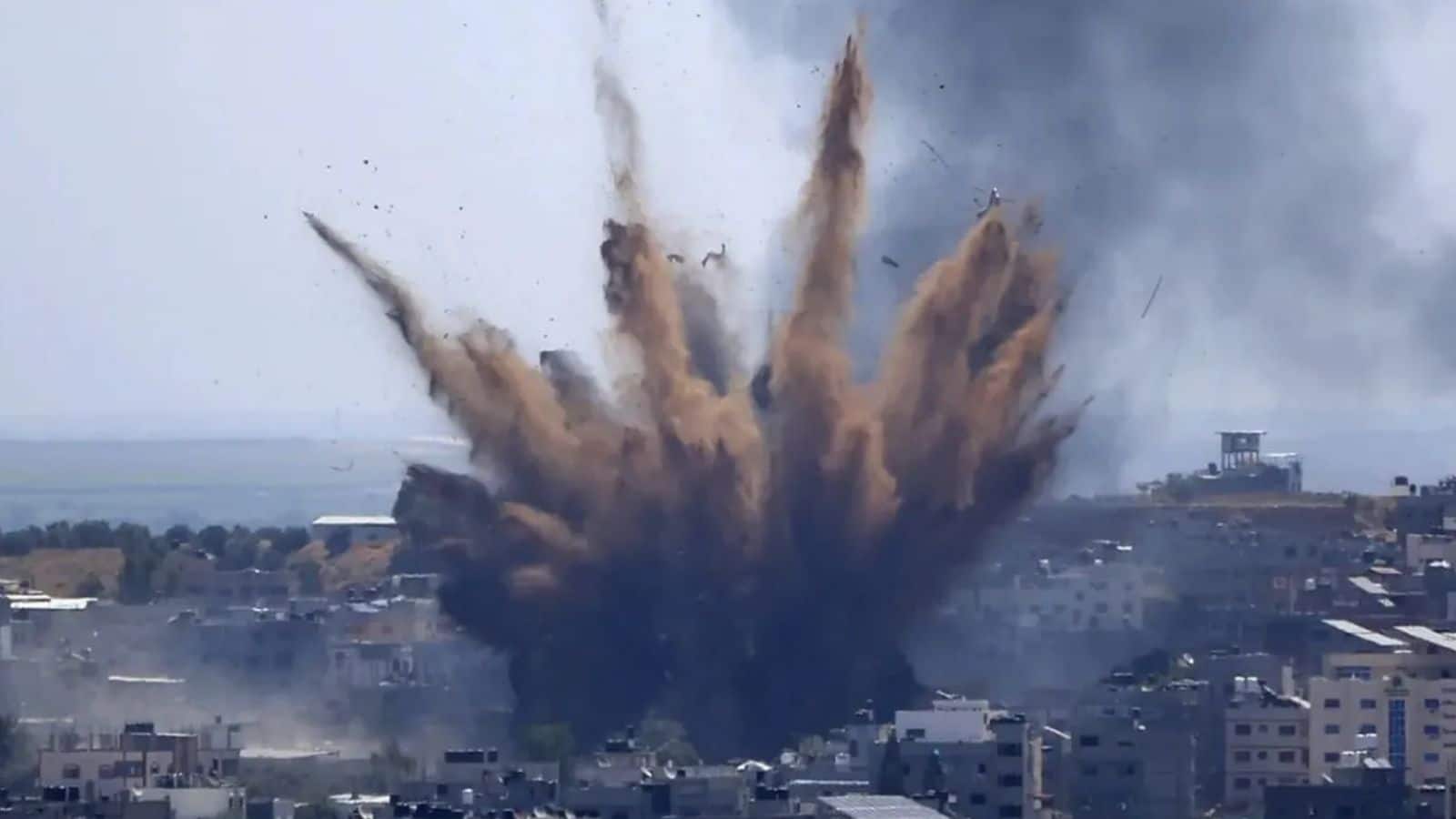 Israel-Hamas War: गाजा पर भीषण हमले से बौखलाया हमास, बंधकों को लेकर इजराइल को दे दी चेतावनी