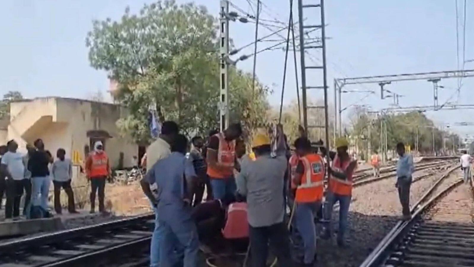 Mumbai Amravati Express Accident: होली के दिन मुंबई-अमरावती एक्सप्रेस की ट्रक से टक्कर, ट्रेन के इंजन में लगी आग, देखें वीडियो