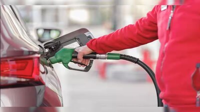 Petrol Diesel Price Today: तेल की मांग बढ़ने पर दाम भी ऊपर जाते हैं। अगर किसी वजह से आपूर्ति कम होती है या मांग बढ़ती है, तो यह सीधे कीमतों पर असर डालता है।