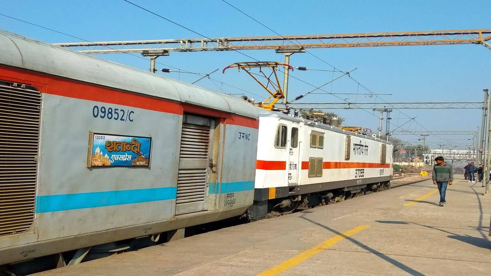 Shatabdi Express Ruckus: शताब्दी एक्सप्रेस में हुड़दंग करने वाले 8 कर्मचारी  गिरफ्तार, ट्रेन के भीतर उड़ाए थे गुलाल