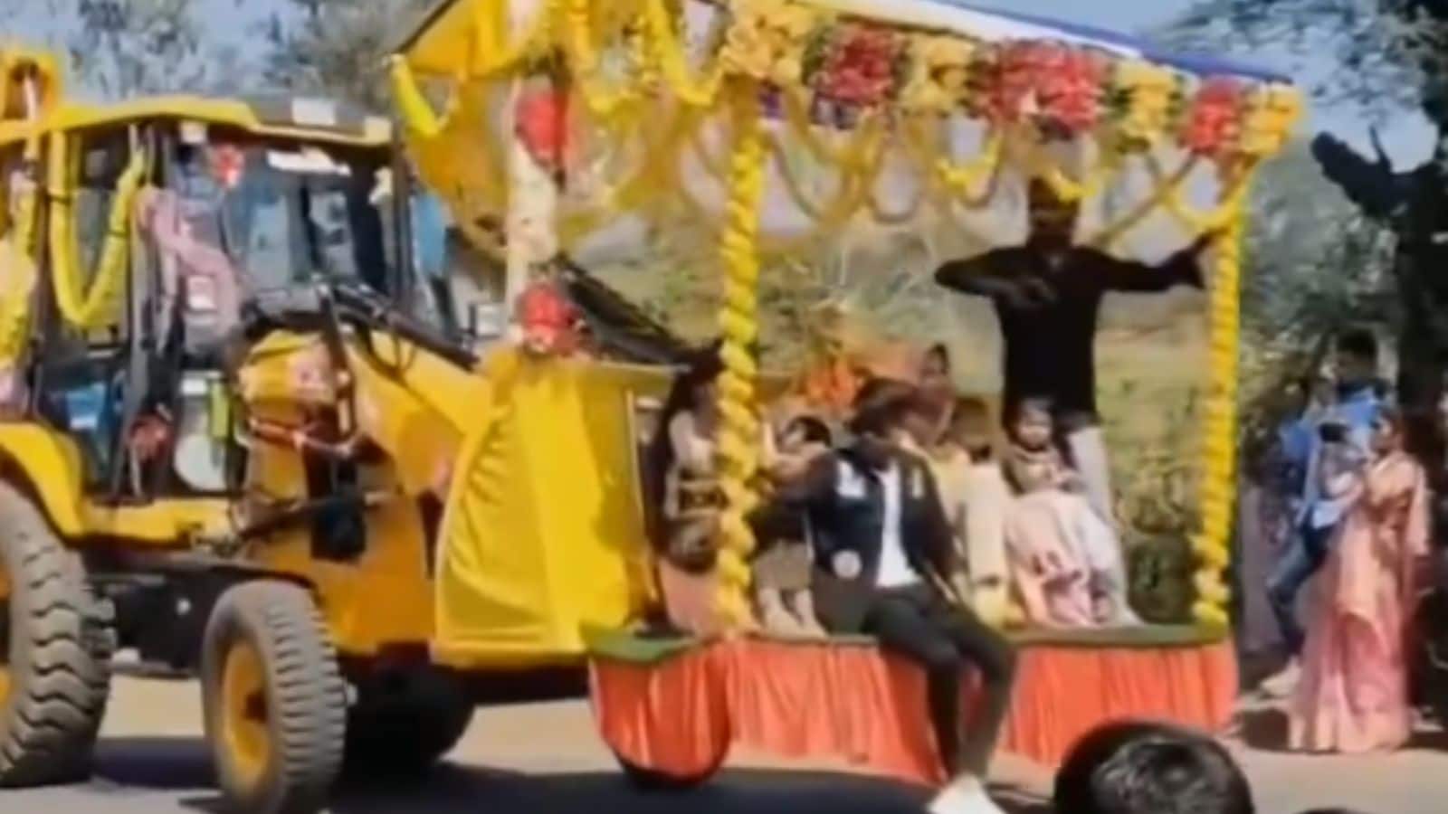 Video: JCB पर सवार होकर ससुराल पहुंची दुल्हन, अनोखी एंट्री का वीडियो हुआ वायरल