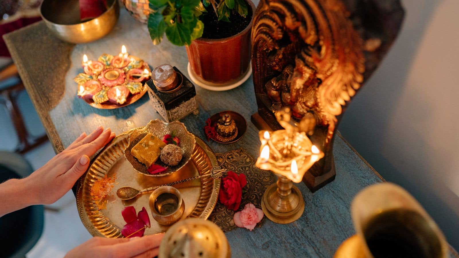 Puja Vastu Tips: पूजा के दौरान न करें ये गलतियां, वास्तु शास्त्र में बताए गए हैं खास नियम