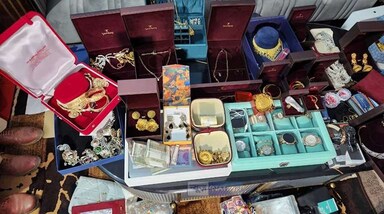 बेंगलुरु में कर्नाटक लोकायुक्त ने आईएएस अधिकारी वसंती अमर और अन्य 7 सरकारी अफसरों के घरों और दफ्तरों पर बुधवार सुबह तड़के छापेमारी की। 