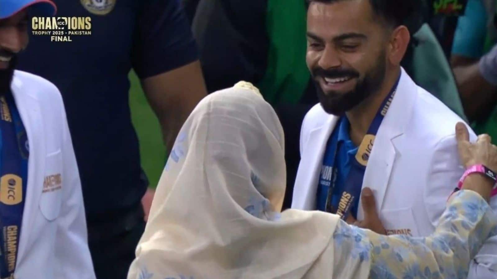 IND vs NZ  Viral Video: मोहम्मद शमी की मां के चरणों में विराट कोहली, फौरन लगाया गले, देखें वीडियो