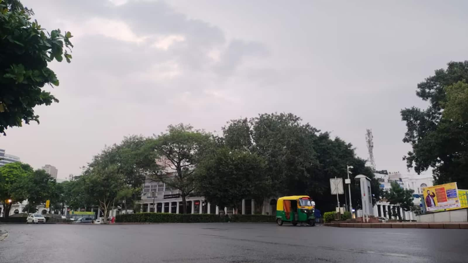 Weather Update: उत्तर भारत में मौसम ने बदला मिजाज, मैदानी इलाकों में गर्मी तो पहाड़ों पर बर्फबारी का कहर