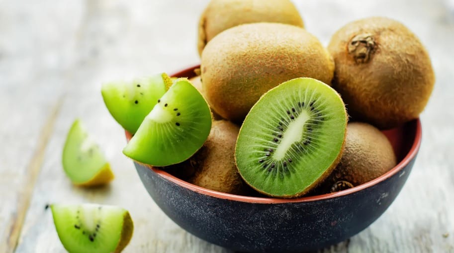 Kiwi Benefits: चिलचिलाती गर्मी में शरीर को रखे कूल और हेल्दी, फायदे सुनकर हो जाएंगे हैरान