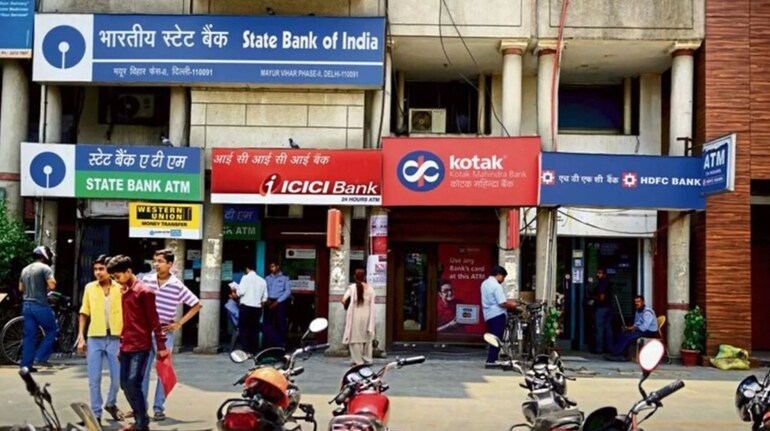 1 अप्रैल से बदल जाएंगे बैंकिंग नियम, ATM से पैसा निकालना, मिनिमम बैलेंस और  इंटरेस्ट में होगा बदलाव - new banking rules in indian 1 april 2025  withdrawing money from atm minimum ...