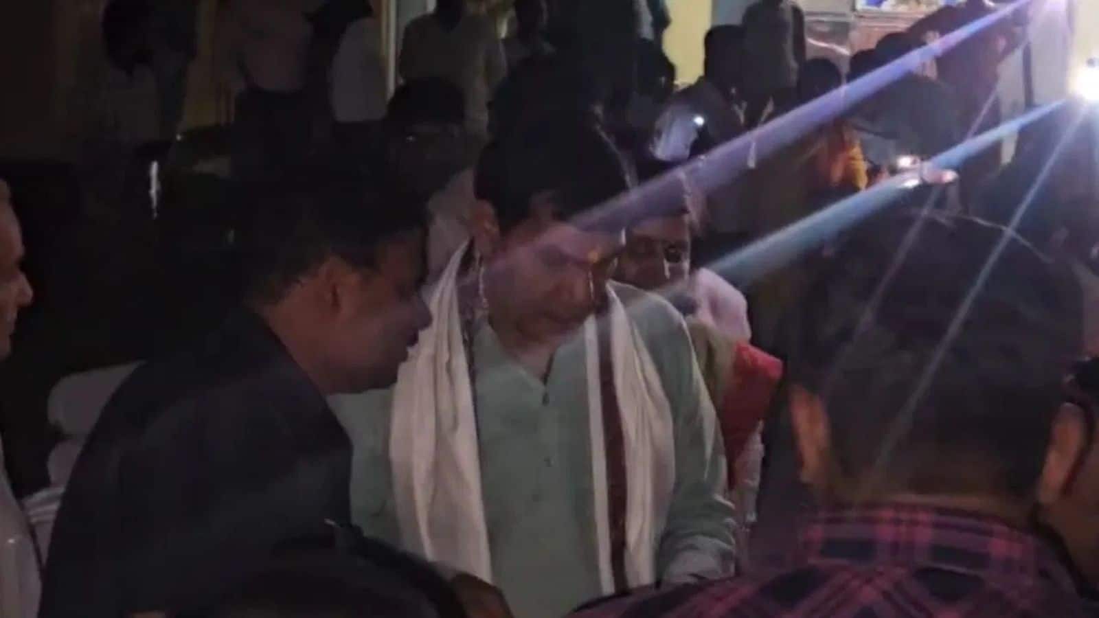 Viral Video: UP में बिजली मंत्री दे रहे थे भाषण, तभी बत्ती गुल, फिर काम आई मोबाइल की रोशनी, SDO और JE नपे