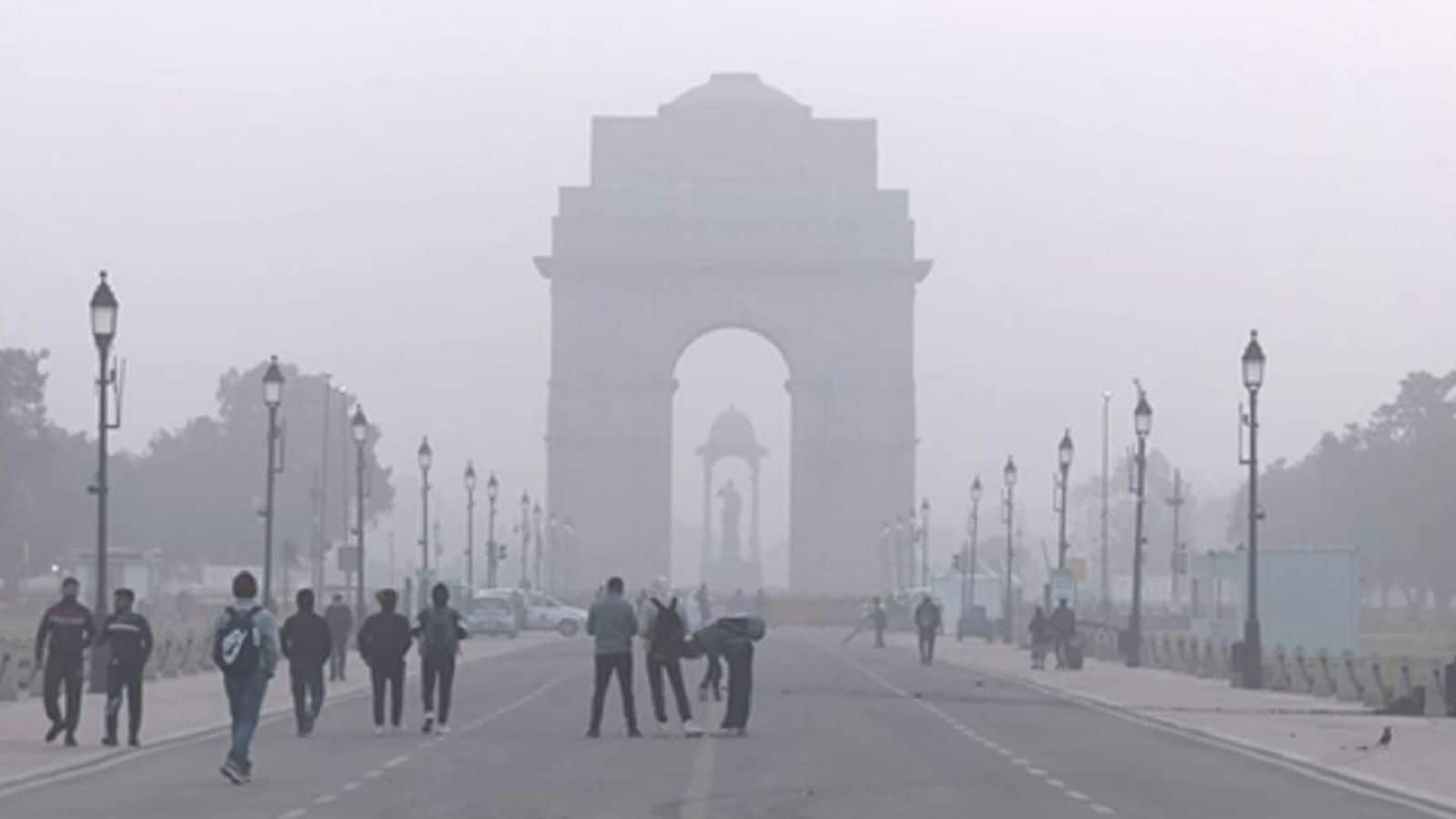 Delhi Weather Today: दिल्ली में हल्की ठंड के साथ हुई सुबह की शुरुआत, दोपहर तक कैसा रहेगा मौसम? जानें यहां