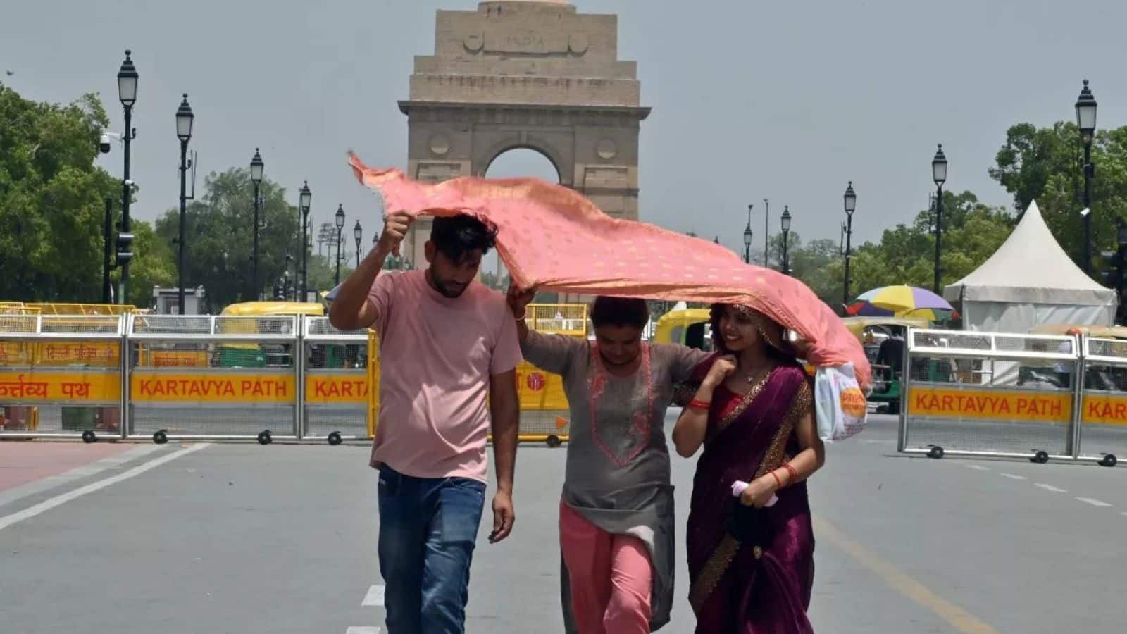 Weather Update: दिल्ली में गर्मी के तेवर कड़े, उत्तराखंड में बादल बरसे, जानिए आपके शहर का हाल