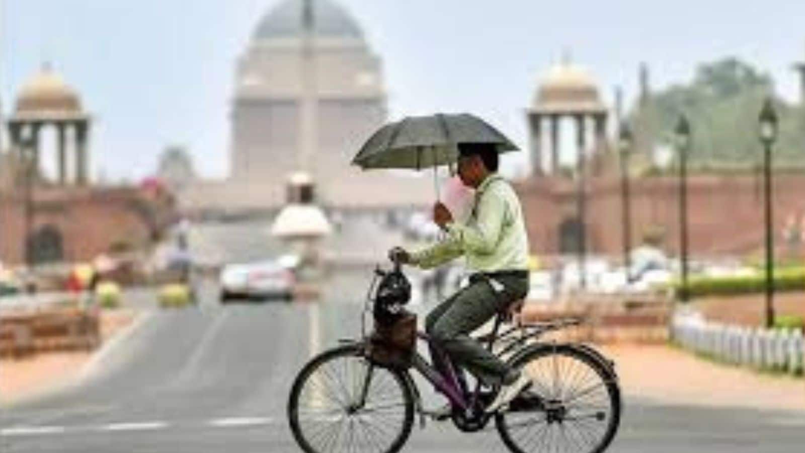 Delhi Weather Update: आज और कल दिल्ली में झुलसाने वाली गर्मी, जानिए कब होगी राहत की बारिश
