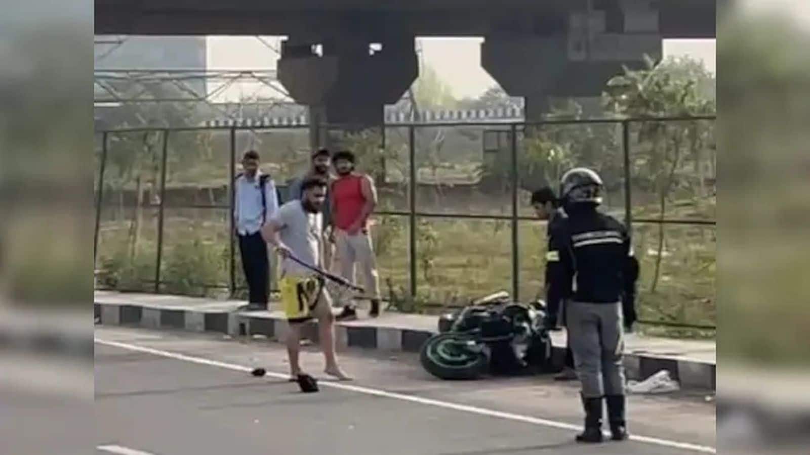 Viral Video: गुरुग्राम में सड़क पर खुलेआम गुंडेगर्दी, स्कॉर्पियो सवार ने बाइकर्स को पीटा, देखें वीडियो