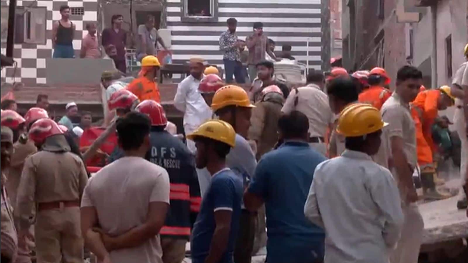 Delhi Building Collapse: दिल्ली के सीलमपुर में भरभरा कर गिरी चार मंजिला बिल्डिंग, कई लोगों के फंसे होने की आशंका, बचाव कार्य जारी