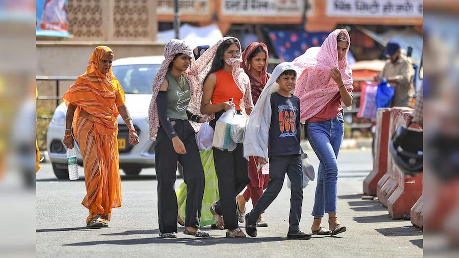 Weather Updates: दिल्ली-NCR में बरसेंगे आग के गोले, दक्षिण भारत में बारिश के आसार, जानें अपने शहर में मौसम का हाल