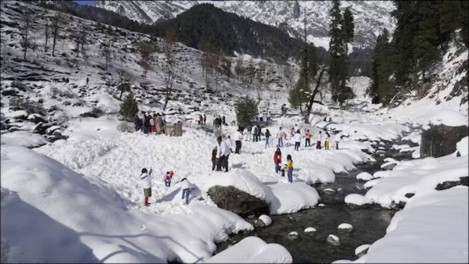 Weather News: दिल्ली में भीषण गर्मी तो कश्मीर में हुई भारी बर्फबारी, कई जगहों पर बंद हुए स्कूल, जानें मौसम का हाल