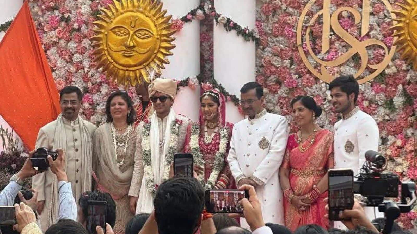 अरविंद केजरीवाल की बेटी हर्षिता शादी के बंधन में बंधी, IIT में साथ पढ़ने वाले संभव जैन संग लिए फेरे अरविंद केजरीवाल की बेटी हर्षिता शादी के बंधन में बंधी, IIT में साथ पढ़ने वाले संभव जैन संग लिए फेरे