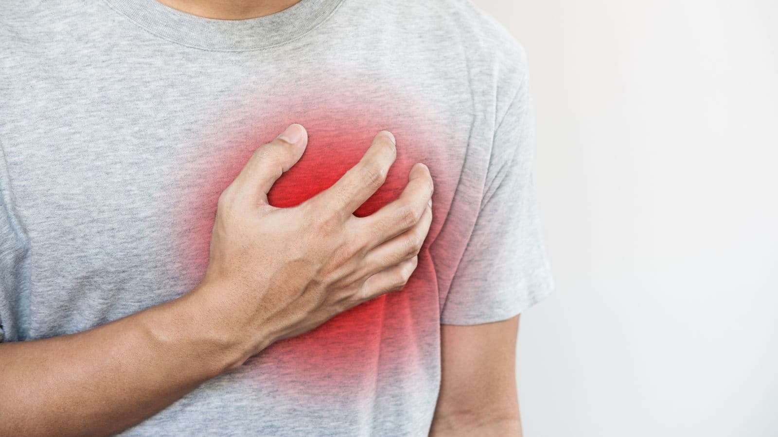 Heart attack: हार्ट अटैक से पहले शरीर देता है चेतावनी! इन 8 लक्षणों को न करें नजरअंदाज