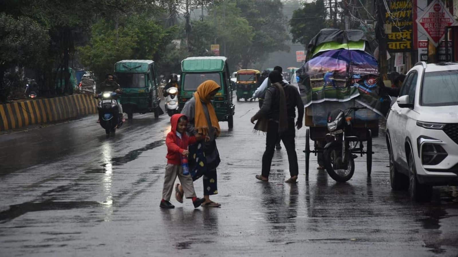 UP Rain Alert: उत्तर प्रदेश में बेमौसम मूसलाधार बारिश, कई जिलों में ओले गिरे, राजधानी में सड़कें बन गईं तालाब