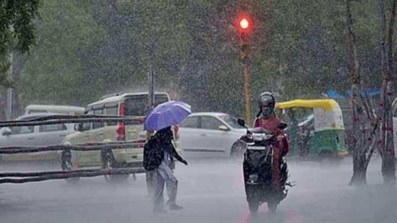 Delhi Weather Update: दिल्ली में आज फिर बदलेगा मौसम का मिजाज, बारिश और आंधी से बढ़ेगी परेशानी
