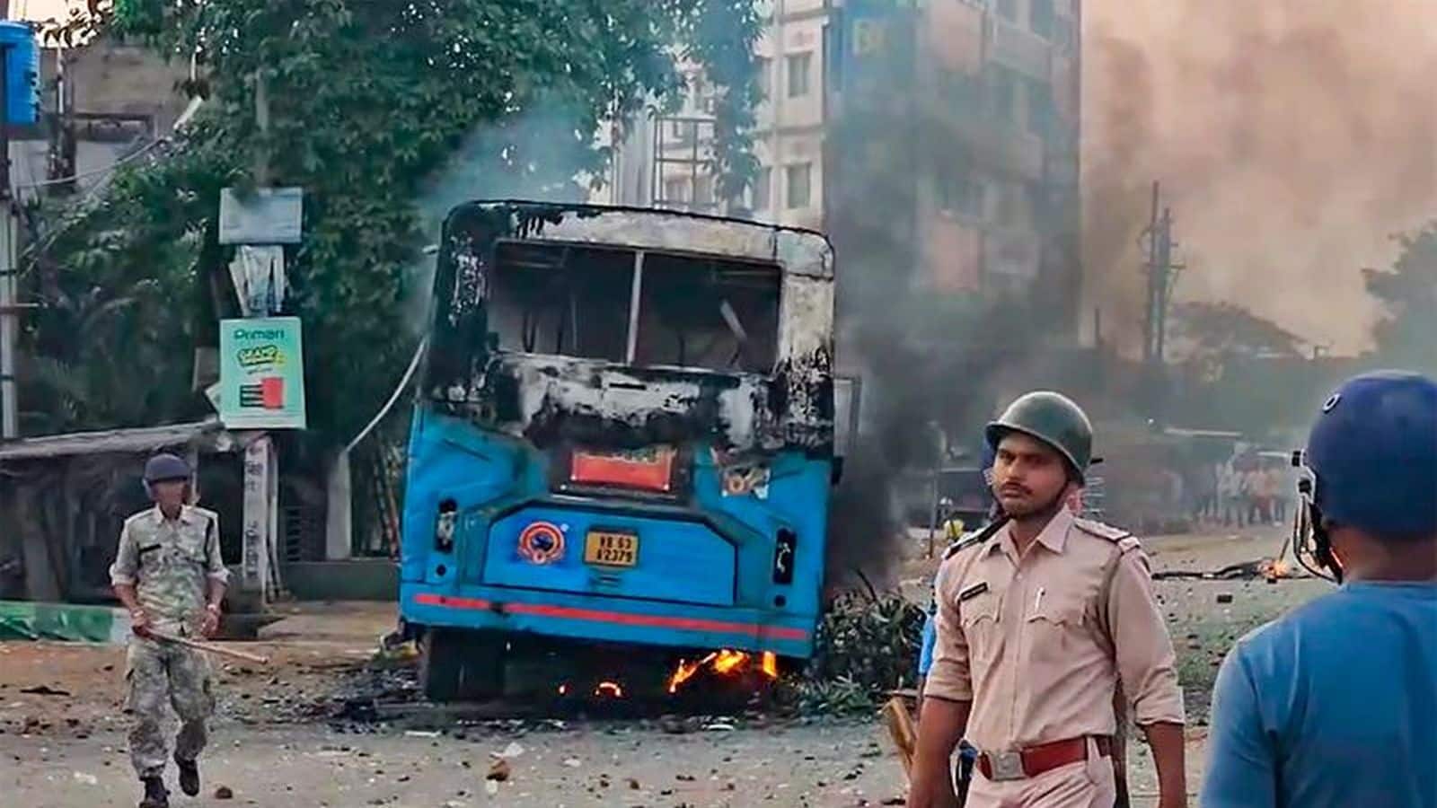 Murshidabad Violence: 'मुर्शिदाबाद इलाके से नावों में भाग रहे हिंदू': बंगाल हिंसा के बीच सुवेंदु अधिकारी ने शेयर किया पलायन का वीडियो