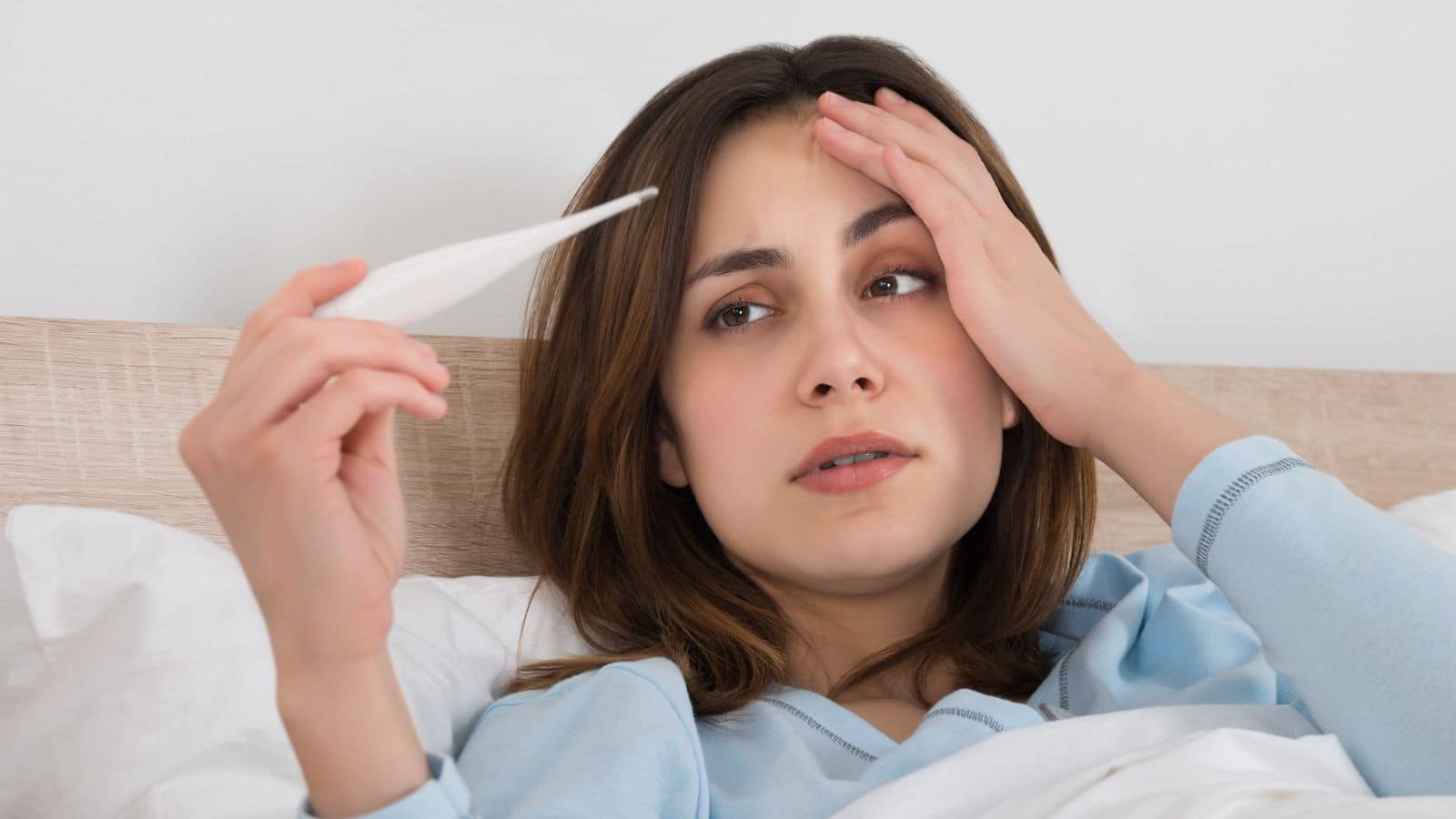High fever: बुखार के दौरान ये लक्षण दिखें तो हो जाएं सतर्क, दिमाग पर हो सकता है गहरा असर