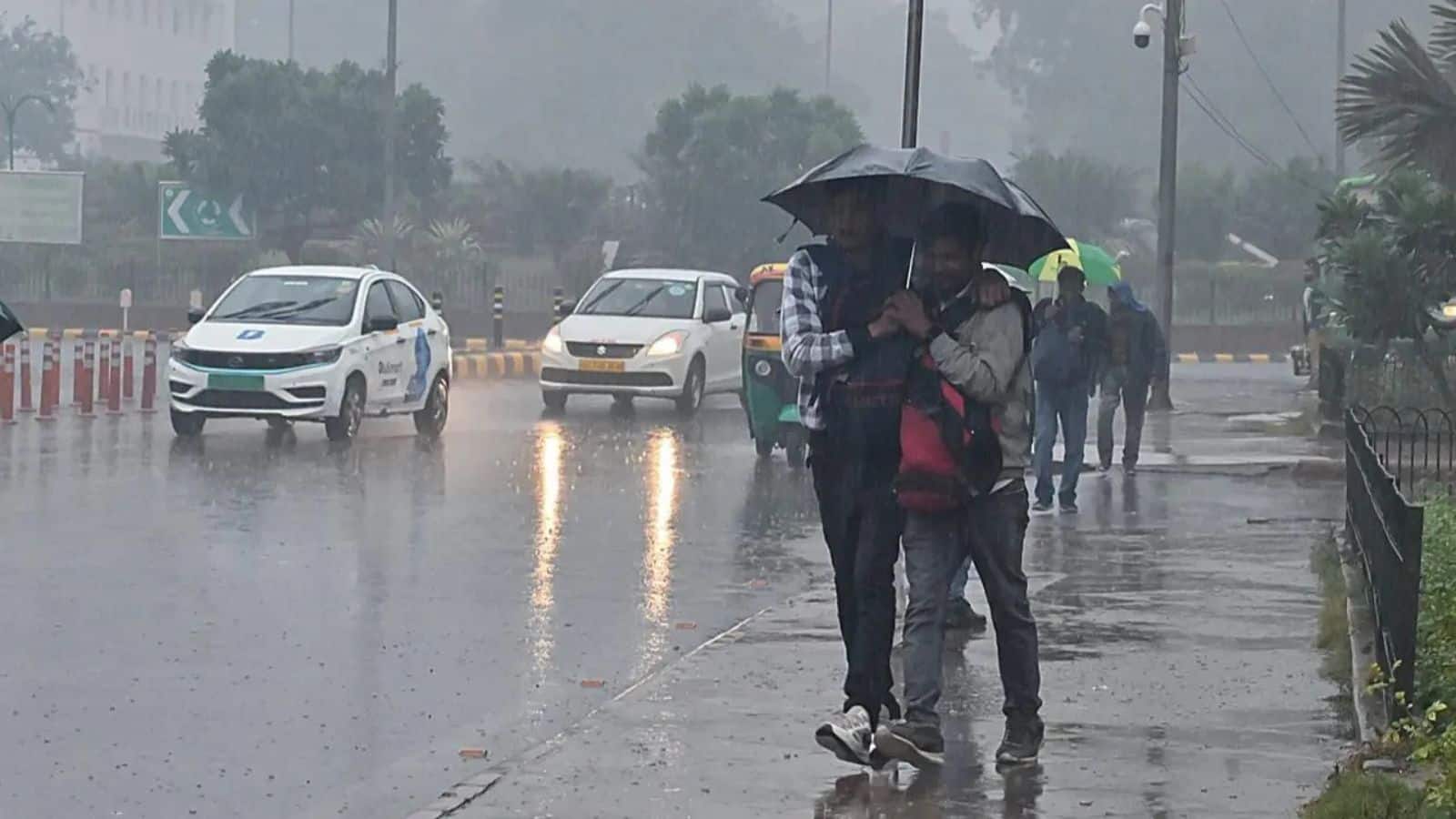 Heavy Rain Alert: अगले 3 दिन गरज-चमक के साथ झमाझम बारिश, जानें किस-किस राज्य में खतरा