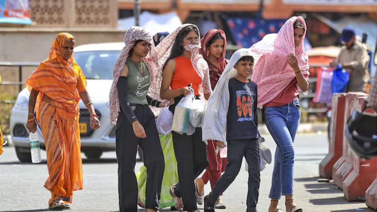 Weather Update: दिल्ली-NCR में गर्म हवाएं और उमस का कहर, बारिश के बावजूद हाल बेहाल