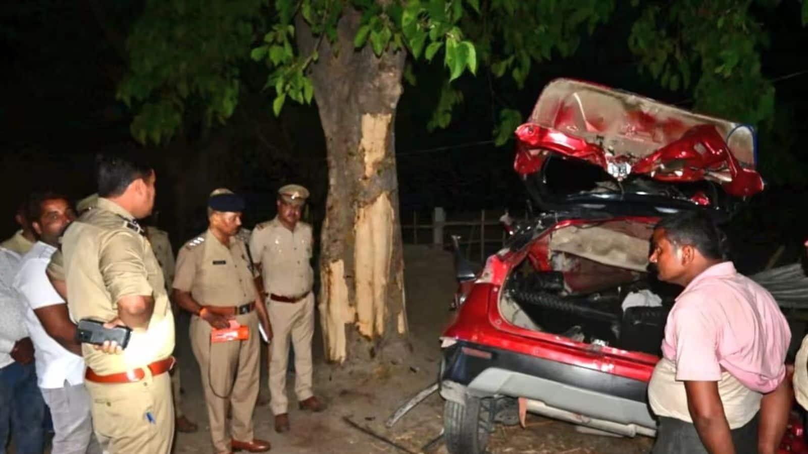 Kushinagar Road Accident: तेज रफ्तार कार ने ली 6 जिंदगियां, गैस कटर से निकाले गए शव