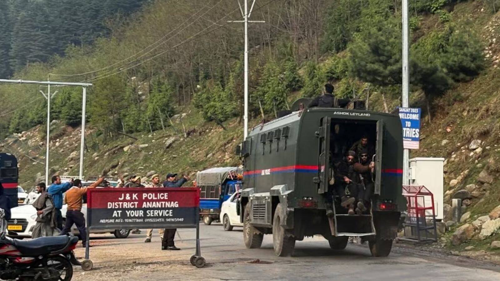 J&K Terror Attack: पहलगाम की पहाड़ियों में छिपे हुए हैं 4-6 आतंकवादी, तलाशी अभियान जारी J&K Terror Attack: पहलगाम की पहाड़ियों में छिपे हुए हैं 4-6 आतंकवादी, तलाशी अभियान जारी