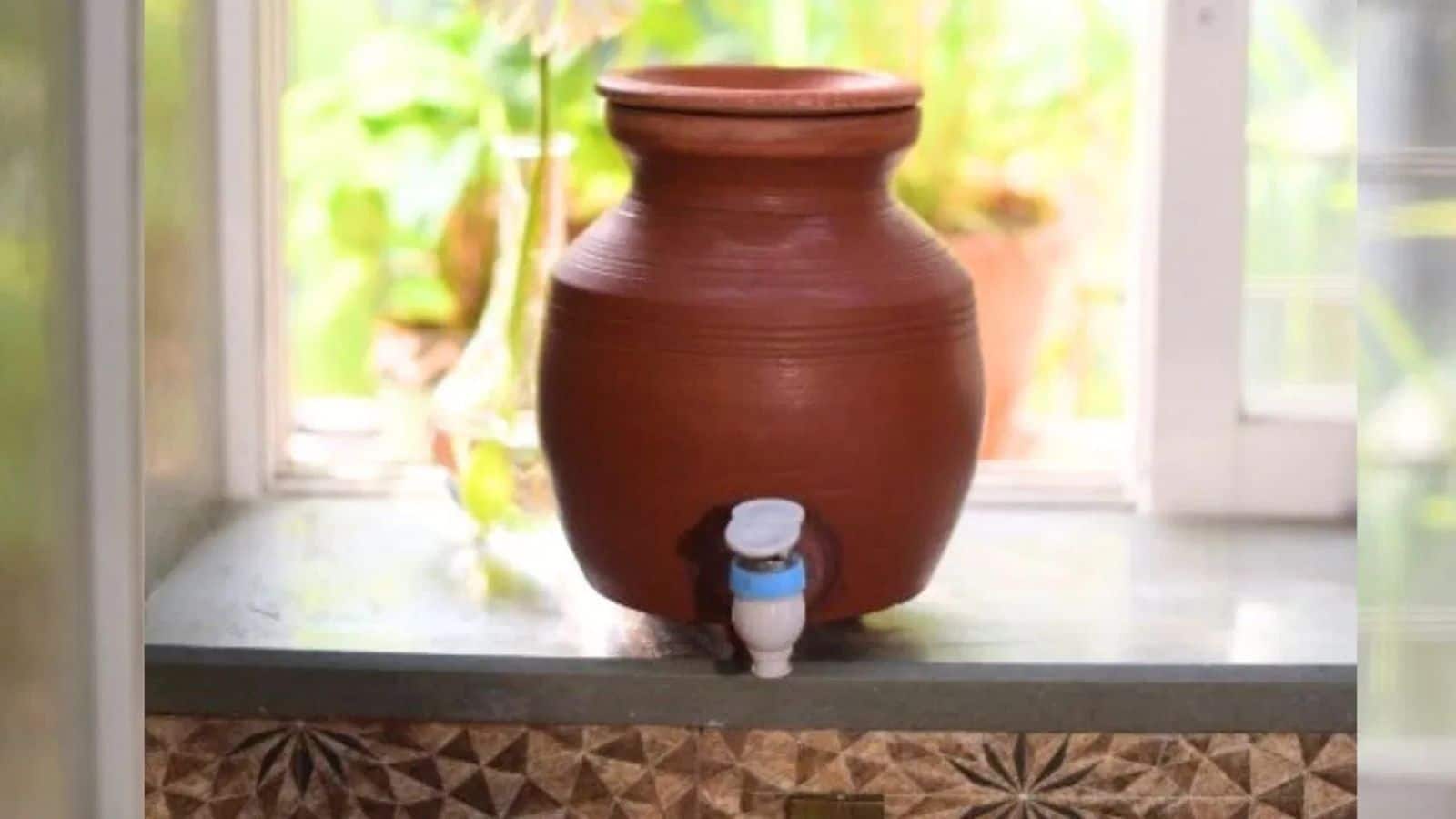 Matka Water Benefits: मटके का पानी पीने से शरीर को मिलते हैं नेचुरल फायदे, जानें पूरी लिस्ट