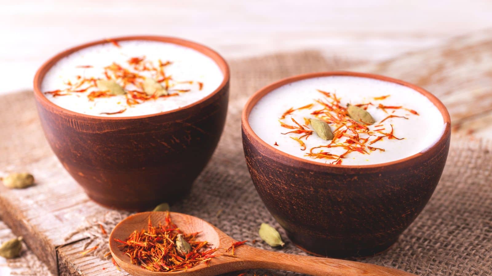 Curd: इन चीजों के साथ दही खाना पड़ सकता है भारी, जानें क्यों बढ़ जाती है गैस और जलन