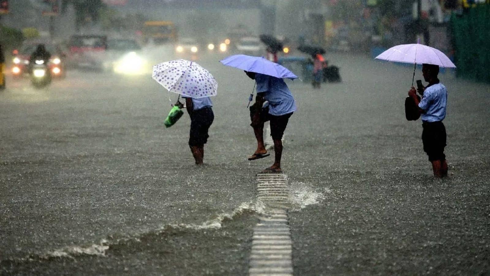 UP Weather News: UP में भारी बारिश का अलर्ट, आंधी-तूफान और बिजली गिरने से 22 की मौत, फसलें तबाह