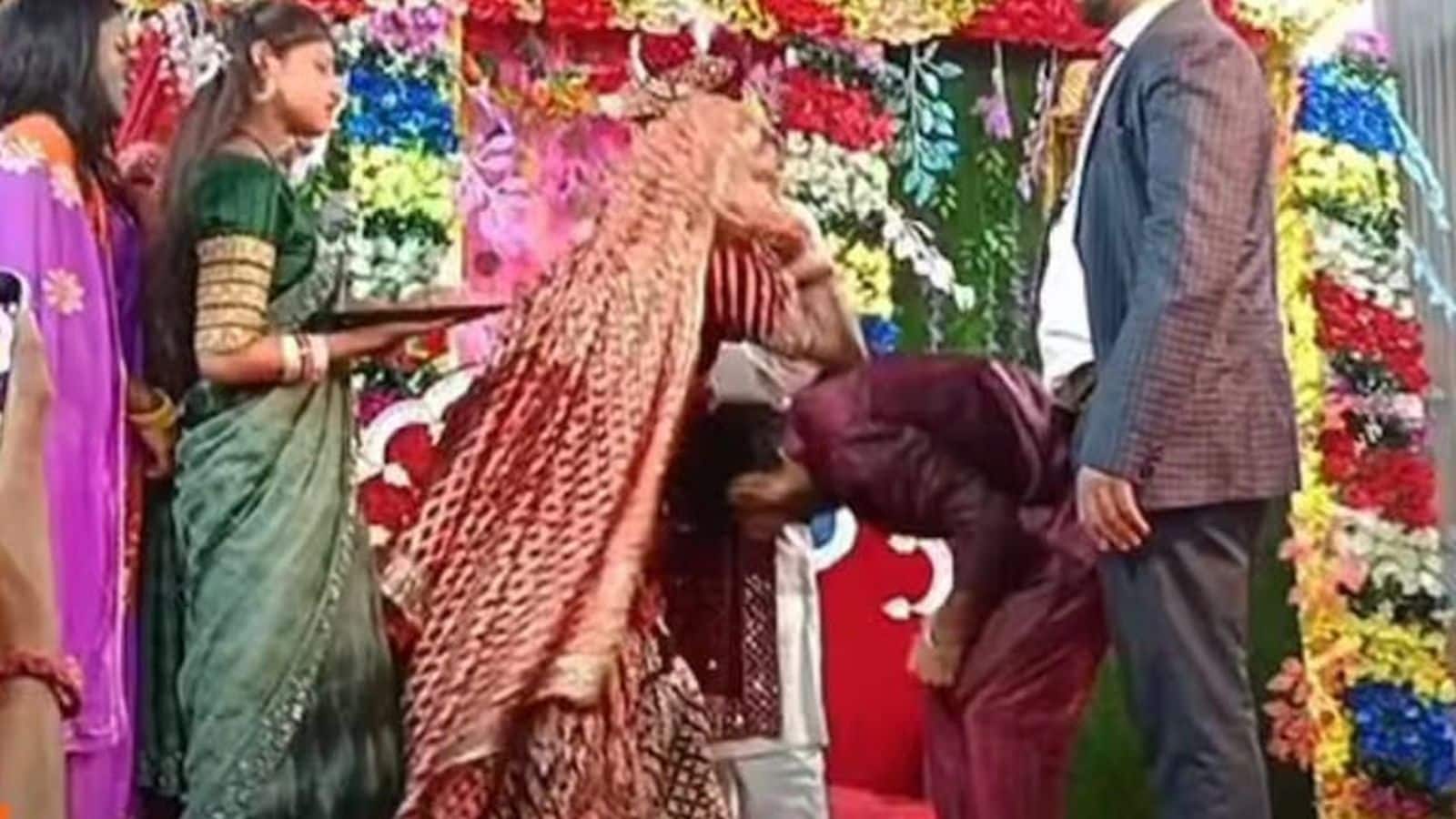 Viral Video: स्टेज पर दुल्हन ने सहेली को थमाया जयमाला, फिर दूल्हे के दोस्त की कर दी धुनाई, आखिर क्यों, देखें वीडियो