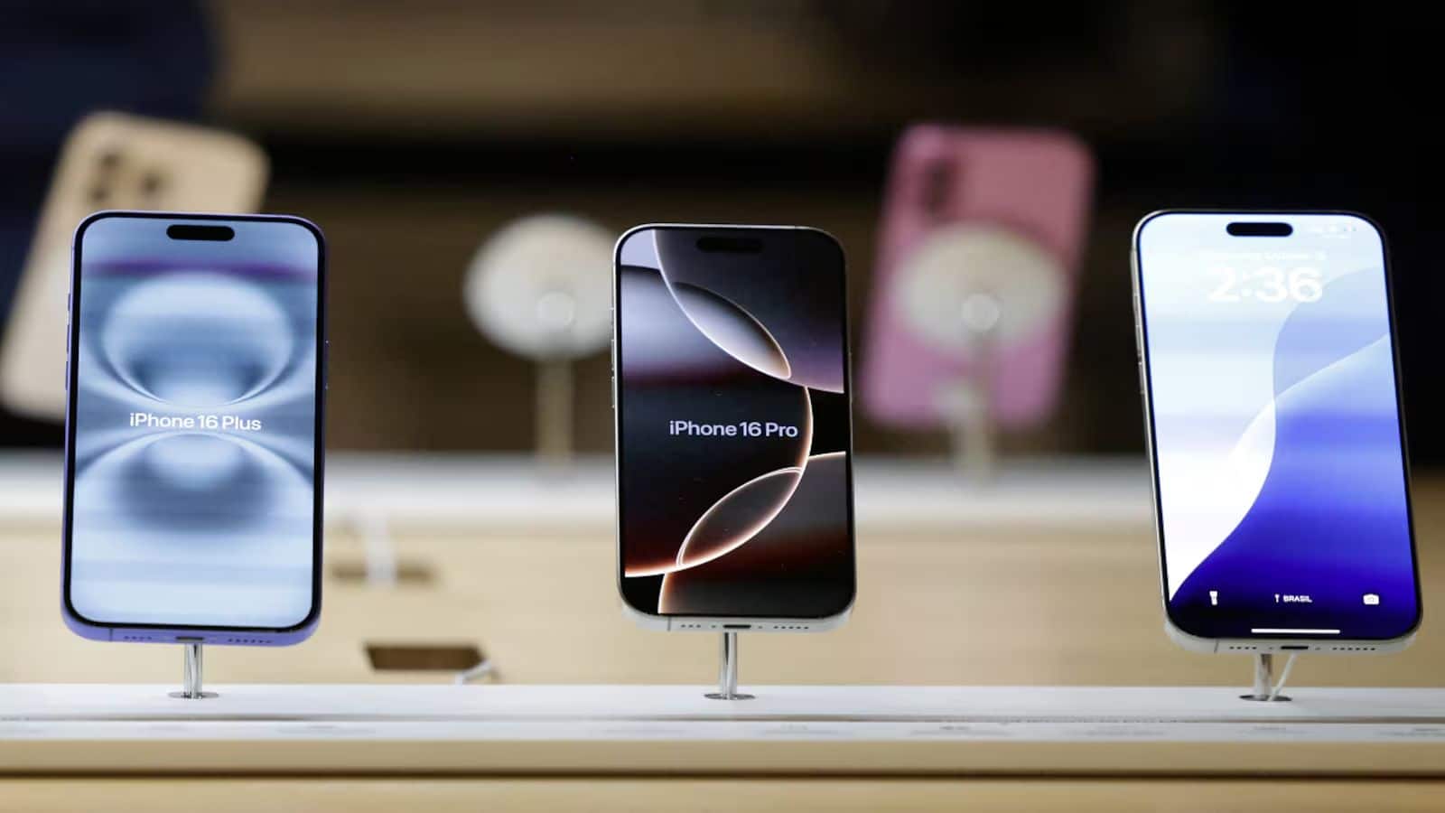 iPhone की अभी नहीं बढ़ेंगी कीमतें, जानें Apple ने कैसे निकाल ली ट्रंप के टैरिफ की काट