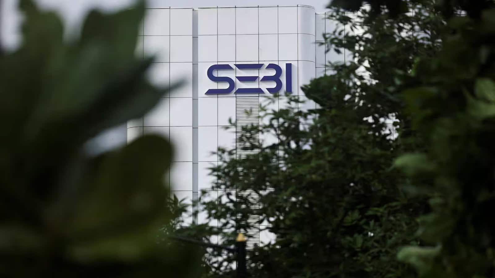 Funding Advisors and Analysis Analysts will have the ability to take advance charges of as much as 1 yr, SEBI applied board assembly