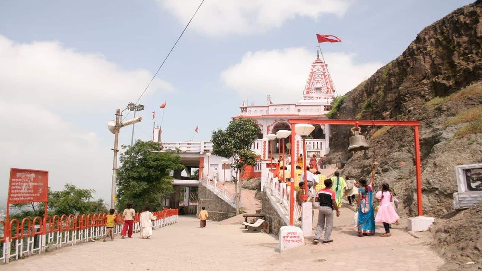 MP News: माता टेकरी मंदिर में आधी रात को अंदर जाने को कर रहे थे जिद, मना करने पर दबंगों ने पुजारी की कर दी पिटाई