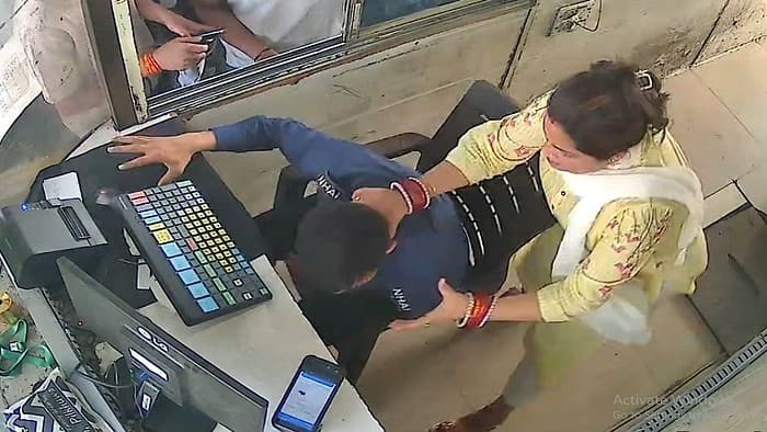 पहले गला दबाया, फिर जड़े 4 सेकेंड में 7 थप्पड़...महिला ने टोल बूथ में घुसकर कर्मचारी को पीटा