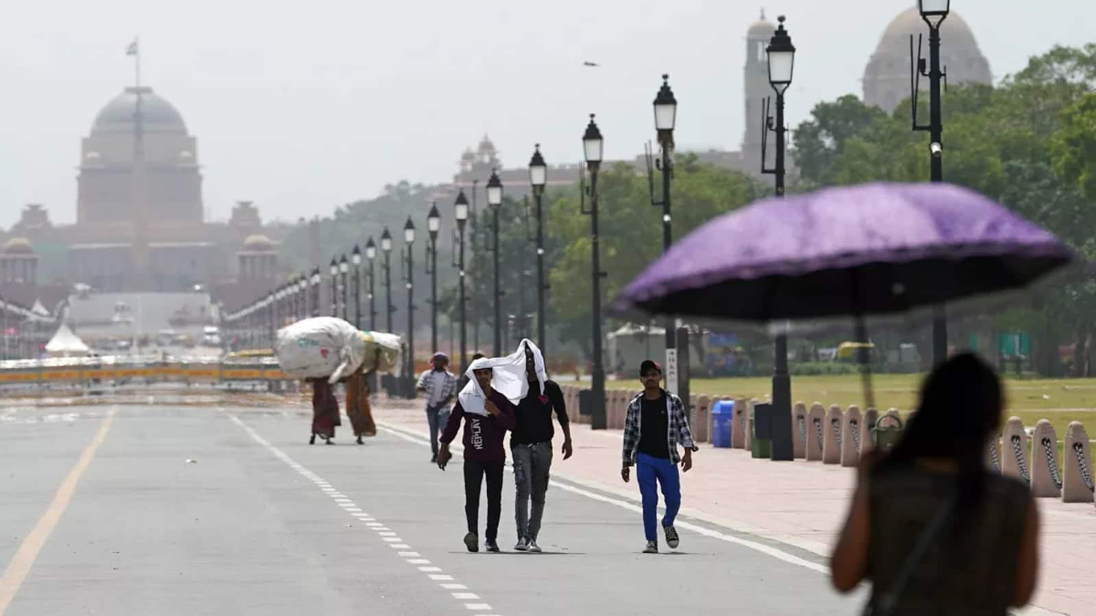 Weather Update: दिल्ली में लू का कहर, तो कुछ इलाकों में होगी झमाझम बारिश, जानिए अपने शहर का हाल